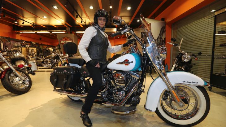 السعودية مريم المعلم تستعد لقيادة دراجة نارية في بلدها بمجرد رفع الحظر المفروض على قيادة النساء للمركبات