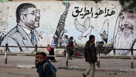 غرافيتي يشير إلى مؤسس حركة المقاومة الإسلامية (حماس) الشيخ أحمد ياسين على أحد الجدران بقطاع غزة