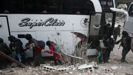 سوريون يستعدون للإجلاء من جنوب الغوطة الشرقية