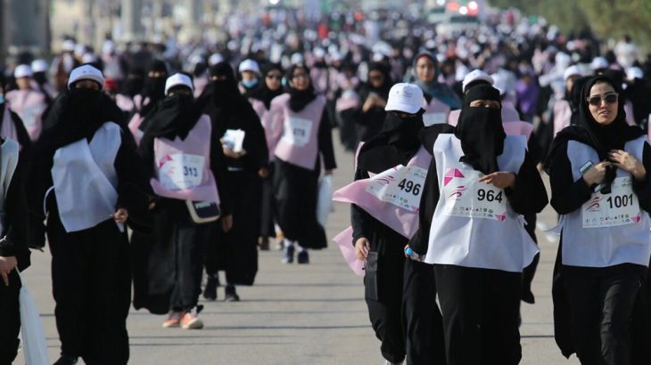 نساء سعوديات يركضن في ماراثون نسائي بالأحساء