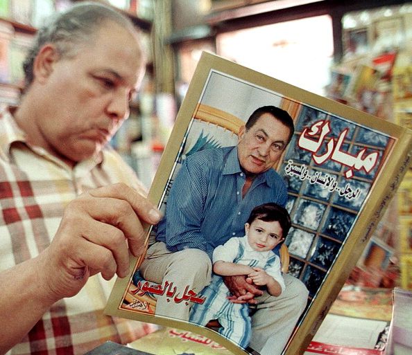 صورة للرئيس المخلوع حسني مبارك مع حفيده محمد علاء مبارك على غلاف لألبوم صور صادر عن مؤسسة الأهرام 