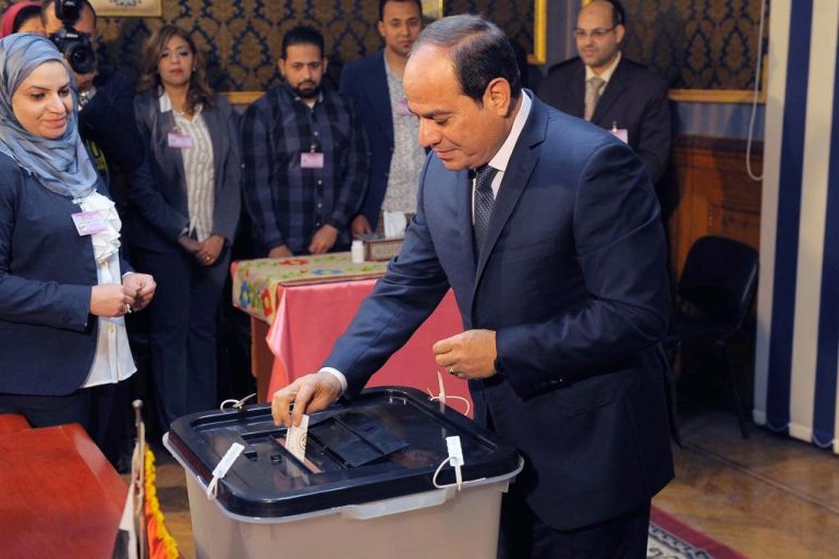 الرئيس المصري عبد الفتاح السيسي وهو يدلي بصوته في الانتخابات الرئاسية المصرية 