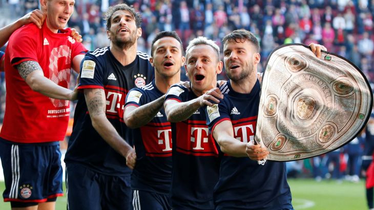 لاعبو بايرن ميونيخ يحتفلون بإحراز لقب الدوري الألماني لكرة القدم للمرة السادسة على التوالي