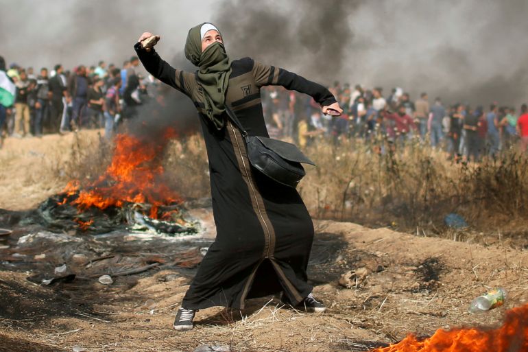 فتاة تقذف الحجارة خلال اشتباكات مع جنود الاحتلال الإسرائيلي ضمن فعاليات مسيرات العودة الفلسطينية