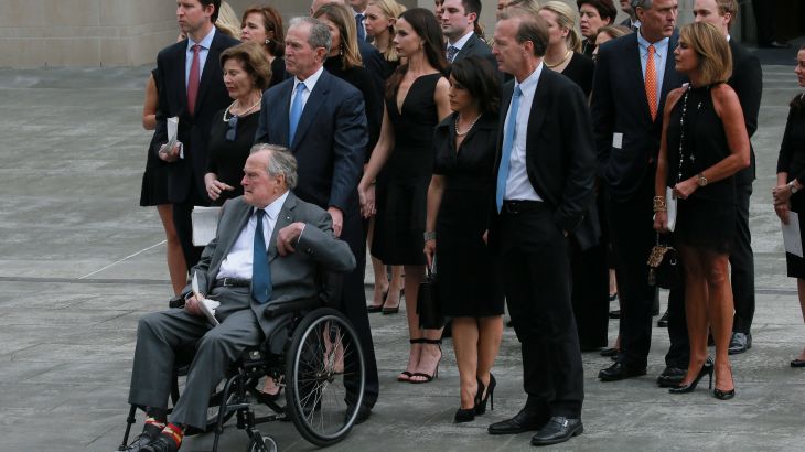 الرئيس الأمريكي السابق جورج دبليو. بوش في جنازة زوجته السيدة باربرا بوش