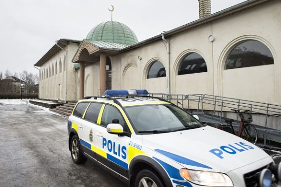 سيارة شرطة تقف أمام مسجد في أوبسالا بالسويد، بعد العثور على مخدر موليتوف محترق في يناير/ كانون الثاني 2015