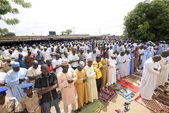مسلمون في نيجيريا يؤدون الصلاة