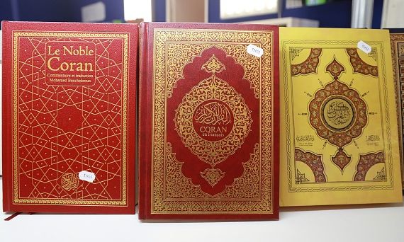 نسخة من القرآن الكريم خلال الاجتماع السنوي الـ 35 للمجتمع الإسلامي الفرنسي في لو بورجيه، شمال باريس