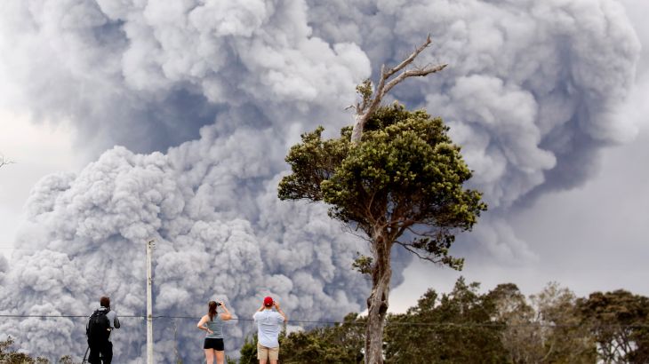 الناس يراقبون الرماد ينفجر من فوهة بركان بهاواي