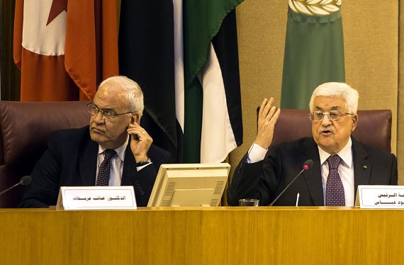صائب عريقات، أمين سر اللجنة التنفيذية لمنظمة التحرير الفلسطينية (يسار) إلى جانب الرئيس الفلسطيني عباس أبو مازن (يمين) 