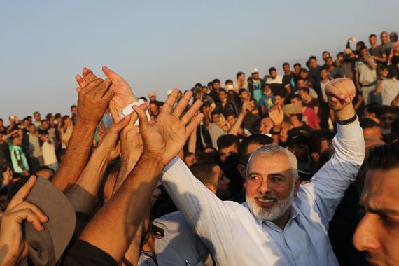رئيس المكتب السياسي لحركة "حماس" إسماعيل هنية، يحيي المتظاهرين بقطاع غزة عند السياج الحدودي مع إسرائيل