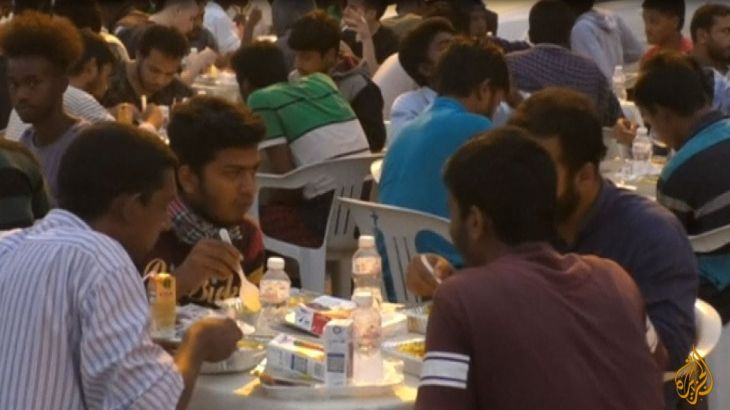 مهاجرون محتجزون مسلمون يتناولون إفطار رمضان في مركز احتجاز بليبيا 