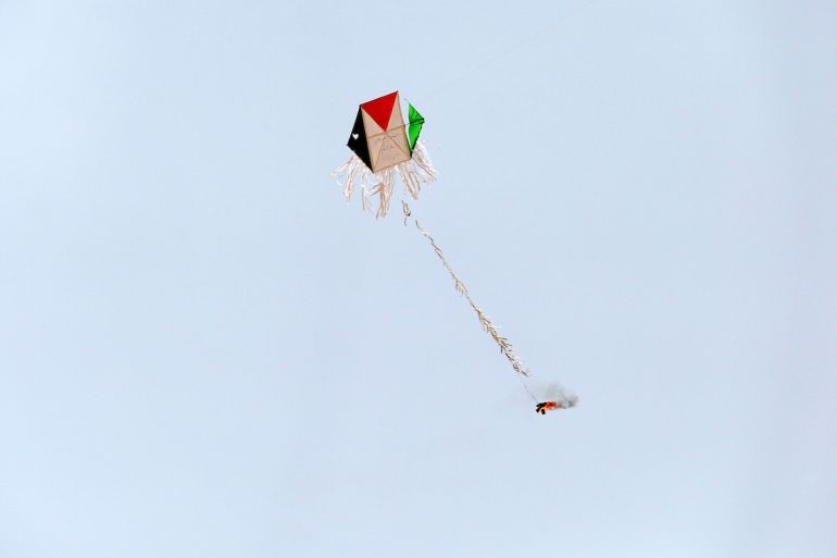 طائرة ورقية حارقة من قطاع غزة 