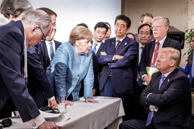 المستشارة الألمانية ميركل تتحدث إلى الرئيس الأمريكي ترمب خلال اليوم الثاني من اجتماع مجموعة السبعة