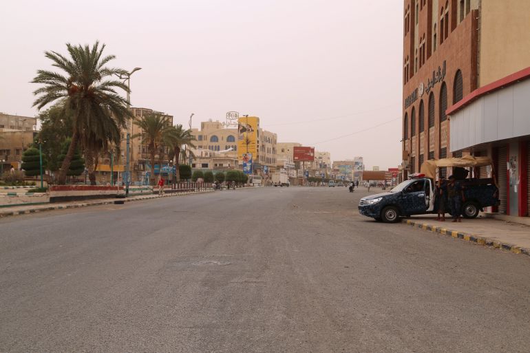 شارع خال من المارة في مدينة الحديدة اليمنية الساحلية