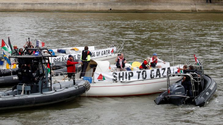 قوارب الشرطة الفرنسية منعت قاربين من "أسطول الحرية" المتجه إلى غزة من الرسو على ضفتي نهر السين