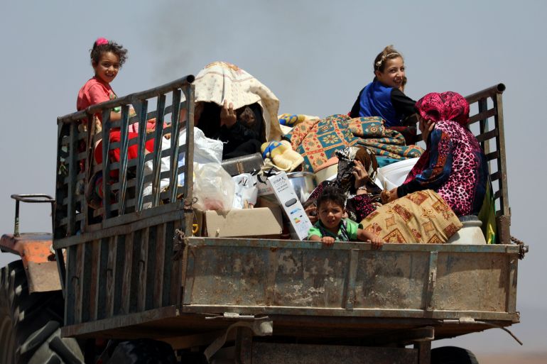 نازحون يركبون شاحنة محملة بمتعلقاتهم في ريف درعا، سوريا