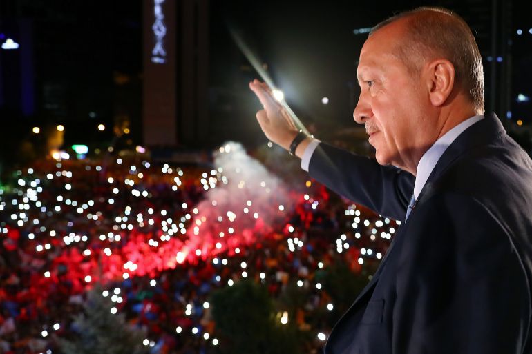 الرئيس التركي رجب طيب أردوغان يحيي أنصاره من شرفة مقر حزب العدالة والتنمية الحاكم في أنقرة ، تركيا