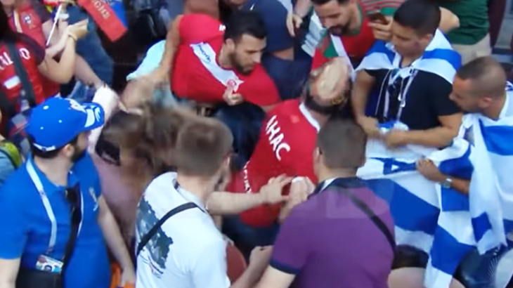 مشجعون مغاربة منعوا أحد الجماهير من رفع العلم الإسرائيلي في مدرجات ملعب لوجنيكي