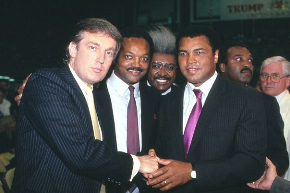 صورة قديمة للرئيس الأمريكي دونالد ترامب مع الملاكم الأمريكي محمد علي (أرشيفية) 