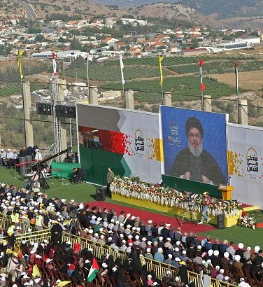 مسلمون شيعة لبنانيون يستمعون إلى خطاب الأمين العام لحزب الله حسن نصر الله بمناسبة يوم القدس العالمي 