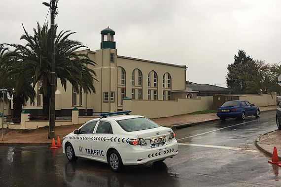 سيارة شرطة تقف أمام مسجد مالمسبيري بجنوب أفريقيا 