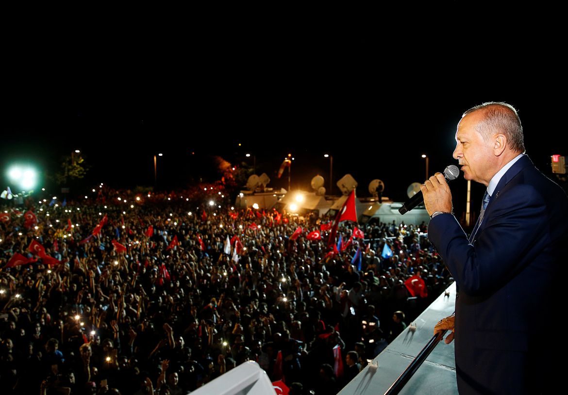 الرئيس التركي رجب طيب أردوغان يحيي حشدا من أنصار 