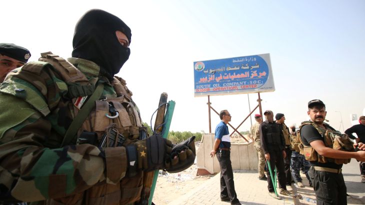 قوات الأمن العراقية عند المدخل الرئيسي لحقل الزبير العملاق بالقرب من البصرة