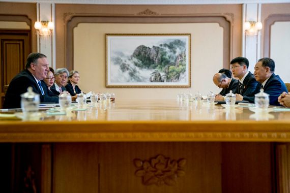  وزير الخارجية الأمريكي مايك بومبيو (يسار) يتحدث خلال اجتماع مع كيم يونغ تشول (يمين) أحد كبار مسؤولي الحزب الحاكم الكوري الشمالي