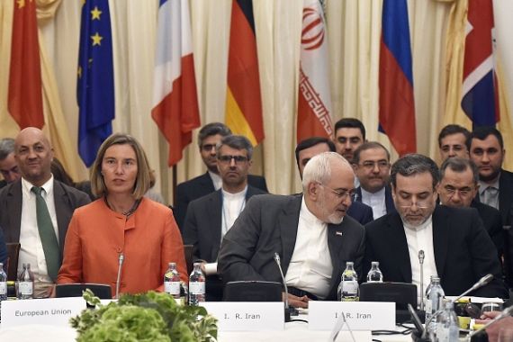 وزير الخارجية الإيراني، جواد ظريف (وسط) نظراءه في الدول الموقّعة على الاتفاق النووي في فيينا 