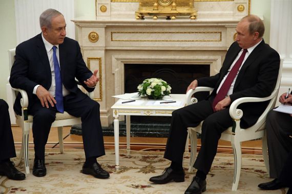 رئيس وزراء الاحتلال الإسرائيلي بنيامين نتنياهو (يسار) والرئيس الروسي فلاديمير بوتين (يمين) 