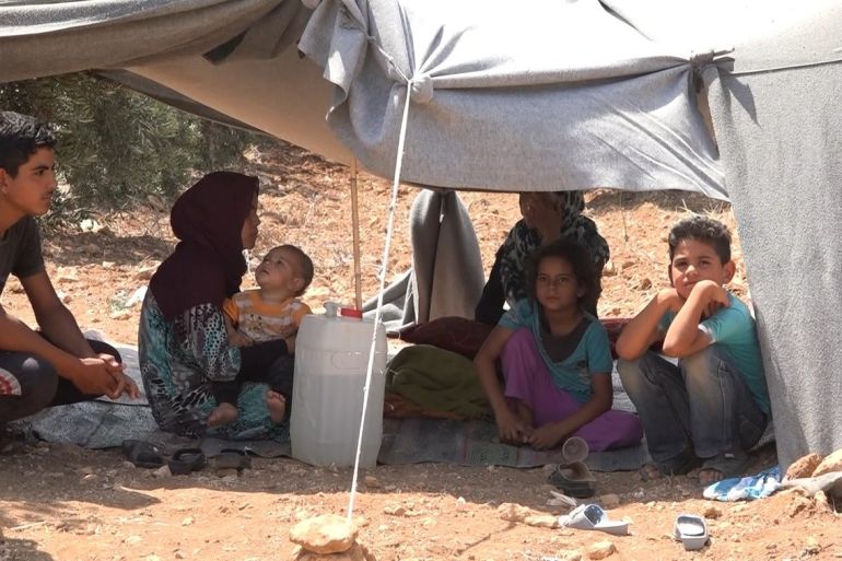 سوريون نازحون من القتال في درعا يتظرون قرب الحدود الأردنية على أمل الحصول على مأوى