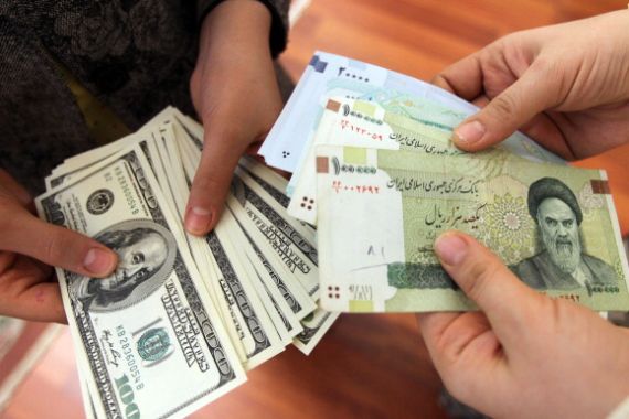 الريال الإيراني هبط إلى مستوى قياسي مقابل الدولار في السوق غير الرسمية