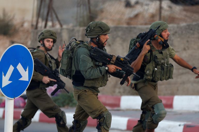 جيش الاحتلال الإسرائيلي قال إن جنوده قتلوا فلسطينيا لوح بسكين قرب مستوطنة إسرائيلية 
