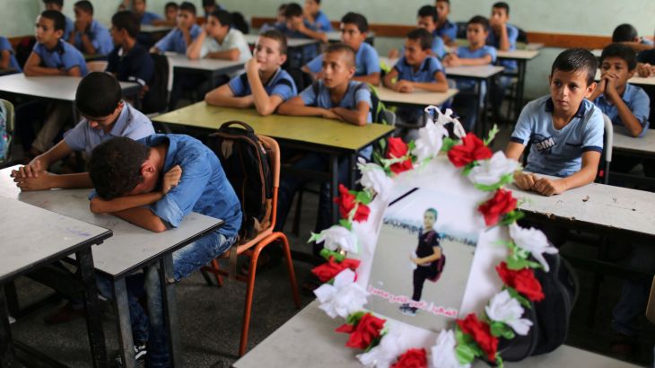 تلاميذ فلسطينيون يبكون زميلا لهم قتله الاحتلال على حدود غزة