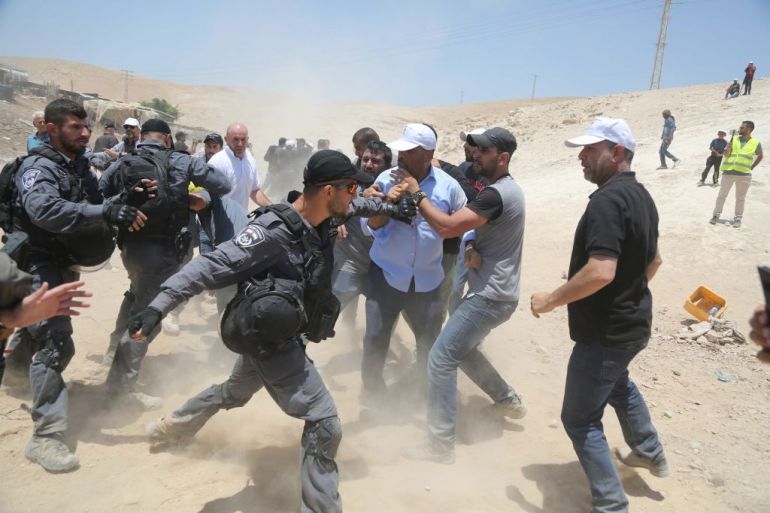 جنود الاحتلال الإسرائيلي يهاجمون سكان خان الأحمر