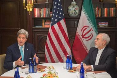 وزير الخارجية الإيراني جواد ظريف (يمين) ووزير الخارجية الأمريكي السابق جون كيري (يسار) أرشيفية