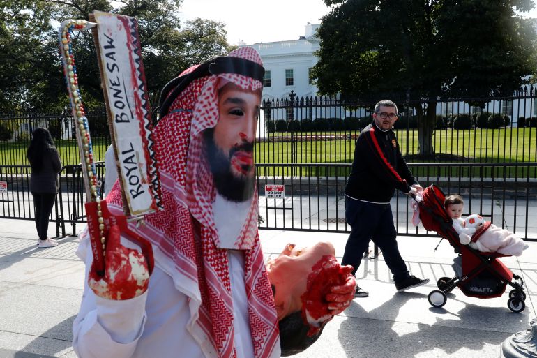 ناشط يرتدي زي ولي العهد السعودي خلال مظاهرة أمام البيت الأبيض تطالب بفرض عقوبات على السعودية بعد اختفاء جمال خاشقجي