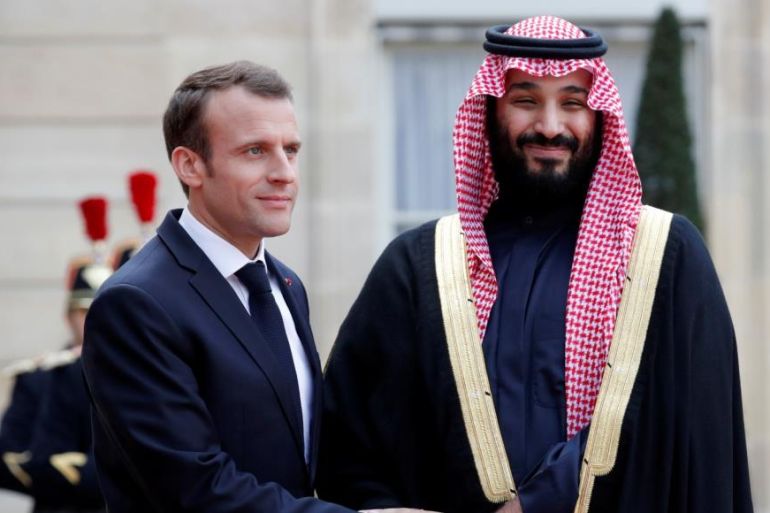 ولي العهد السعودي (يمين) أثناء زيارته باريس ولقائه الرئيس ماكرون في إبريل/ نيسان الماضي
