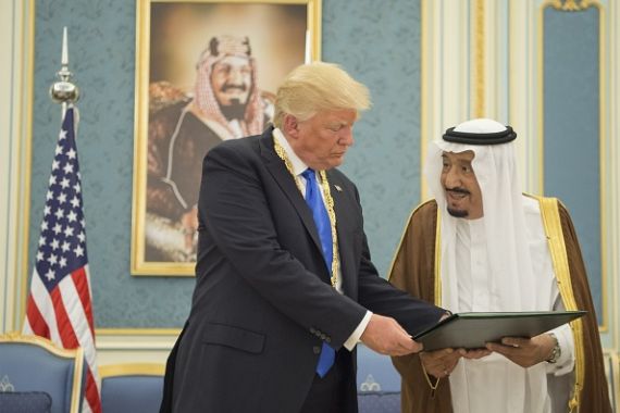 العاهل السعودي الملك سلمان بن عبد العزيز (يمين) والرئيس الأمريكي دونالد ترامب