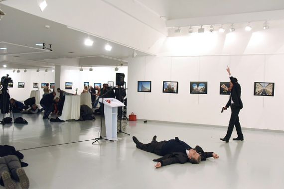 لحظة مقتل السفير الروسي لدى تركيا، أندريه كارلوف، في 18 ديسمبر 2016