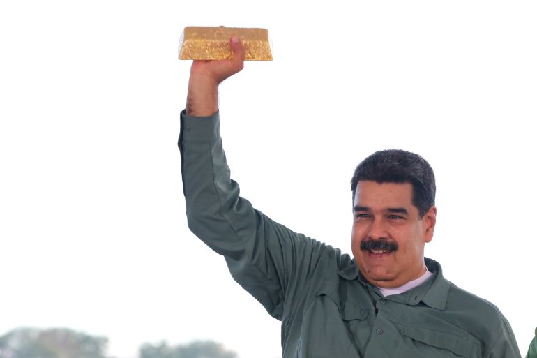 رئيس فنزويلا نيكولاس مادورو يحمل سبيكة من الذهب