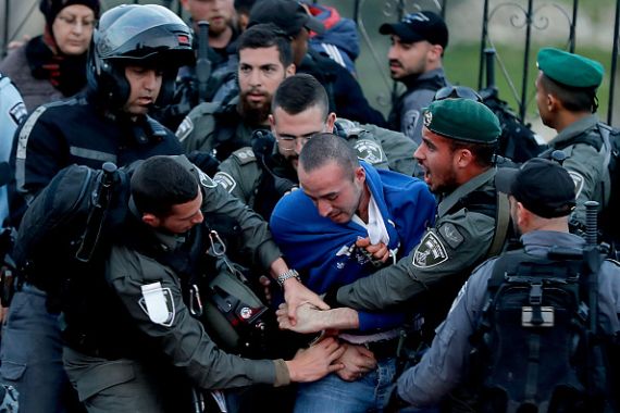 قوات الاحتلال الإسرائيلي تعتقل المصلين الفلسطينيين في المسجد الأقصى