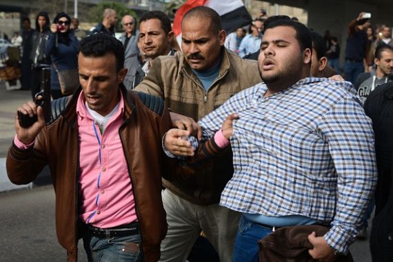 الشرطة المصرية بملابس مدنية تعتقل متظاهرين معارضين للرئيس عبد الفتاح السيسي