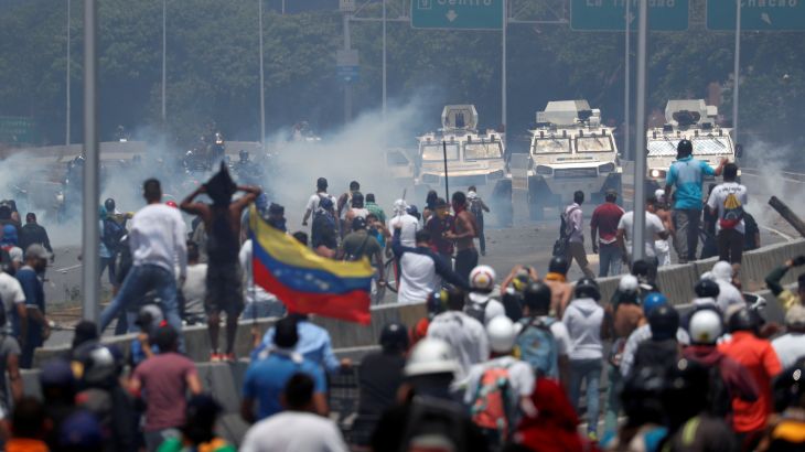 أنصار المعارضة في فنزويلا يتظاهرون قرب قاعدة عسكرية في العاصمة