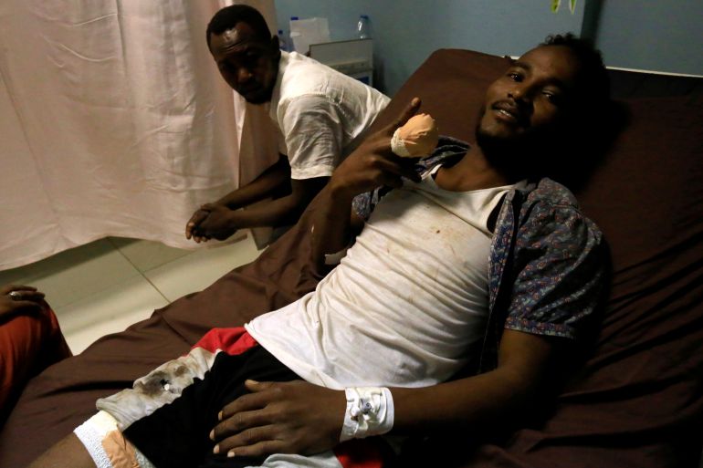 متظاهر سوداني يتلقى العلاج بمستشفى في الخرطوم بعد ليلة دامية