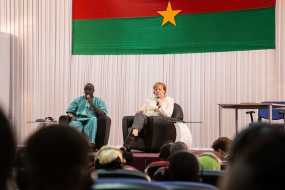 المستشارة الألمانية أنغيلا ميركل تتحدث أمام طلاب جامعة واغادوغو في بوركينا فاسو