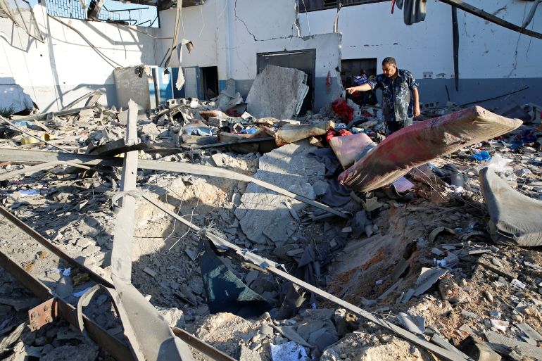 آثار القصف على مركز إيواء المهاجرين في تاجوراء