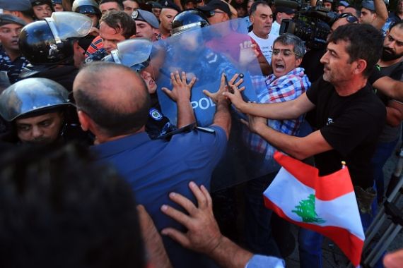 متقاعدون في لبنان يشتبكون مع الشرطة بسبب خفض الموازنة