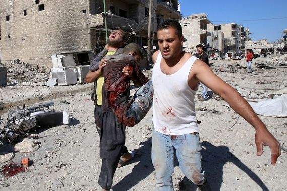 سوريون يحملون أحد ضحايا غارة روسية على منطقة معرة النعمان في سوريا